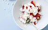 Sommerens nemmeste dessert: Eton mess med råsyltede jordbær
