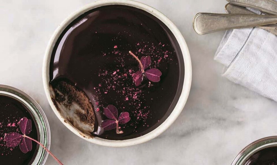 Chokolademousse: Nem og julet chokolademousse med kirsebær