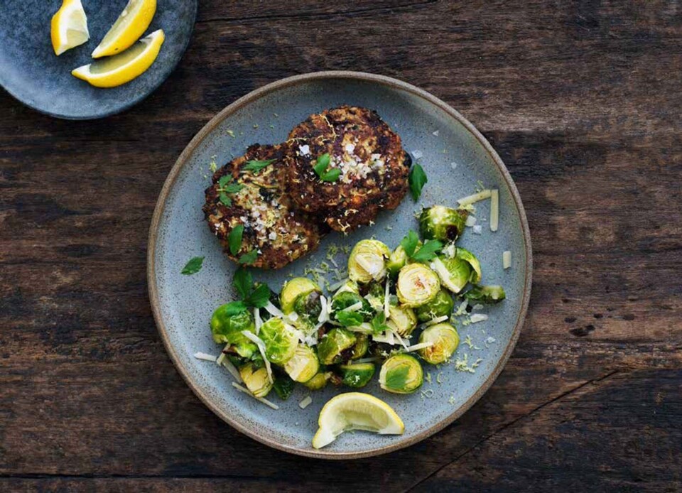 KETO aftensmad: Grønne karbonader med citronbagte rosenkål
