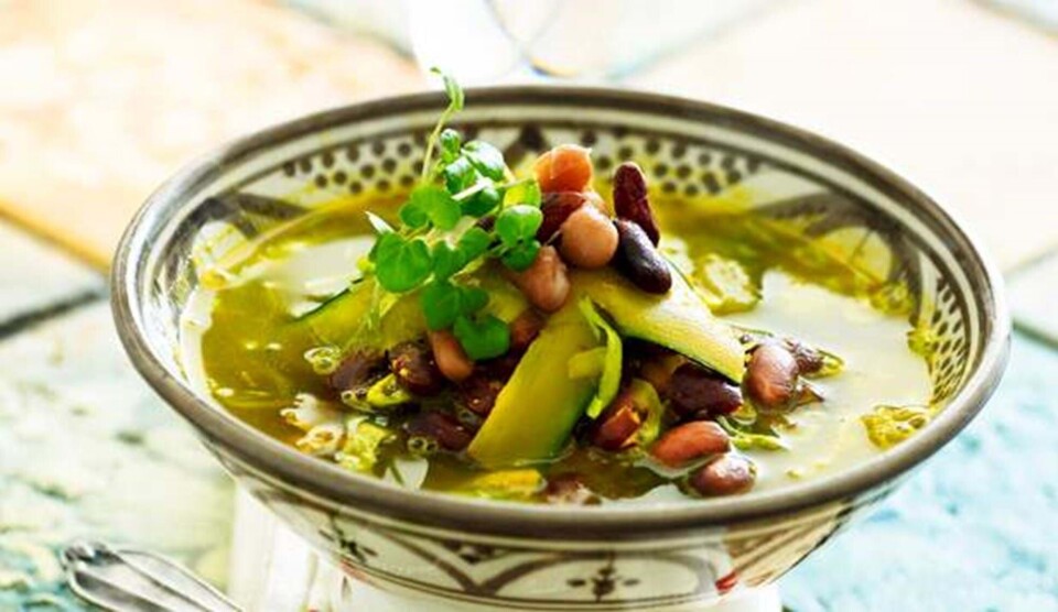 Opskrift på bønnesuppe med spidskål og brøndkarse