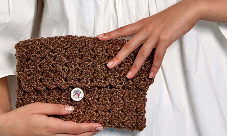 En smart clutch af garn af genanvendt plastik