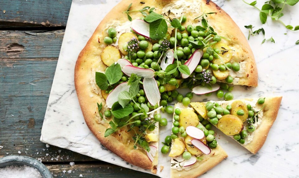 Kartoffelpizza med rygeost, ærter og radiser