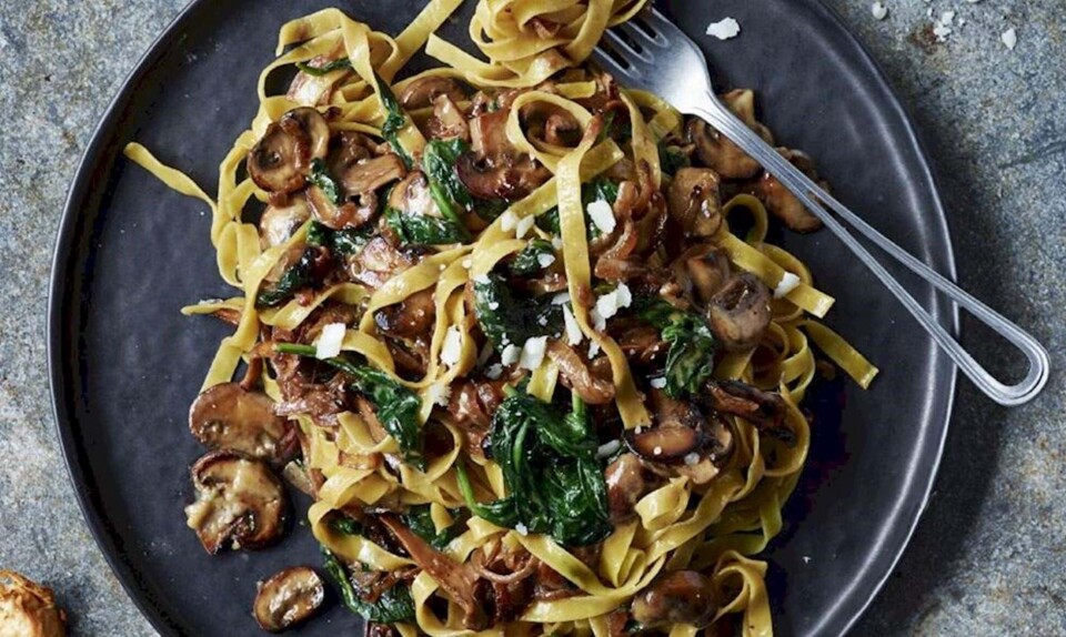 Pasta med spinat, svampe og karamelliserede løg