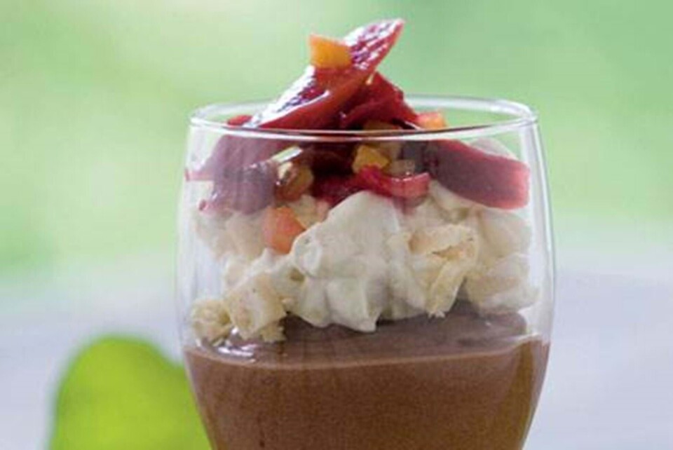 Chokolademousse med syltede rabarber