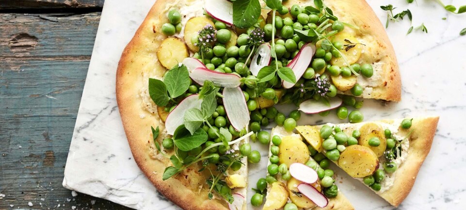 Kartoffelpizza med rygeost, ærter og radiser