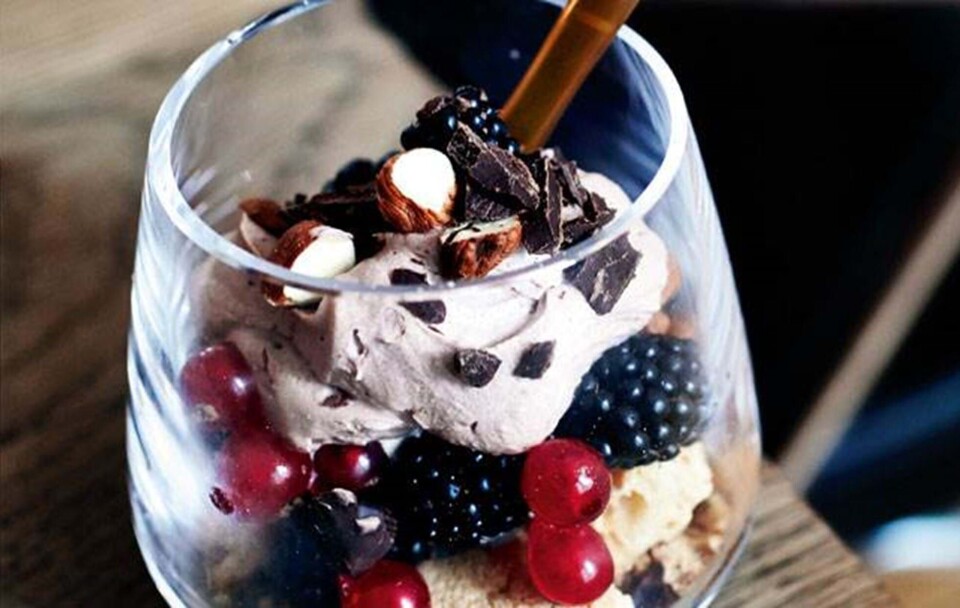 Trifli med kakaoskum og friske bær