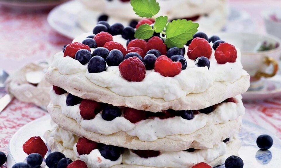 Marengslagkage med bær og chantillycreme