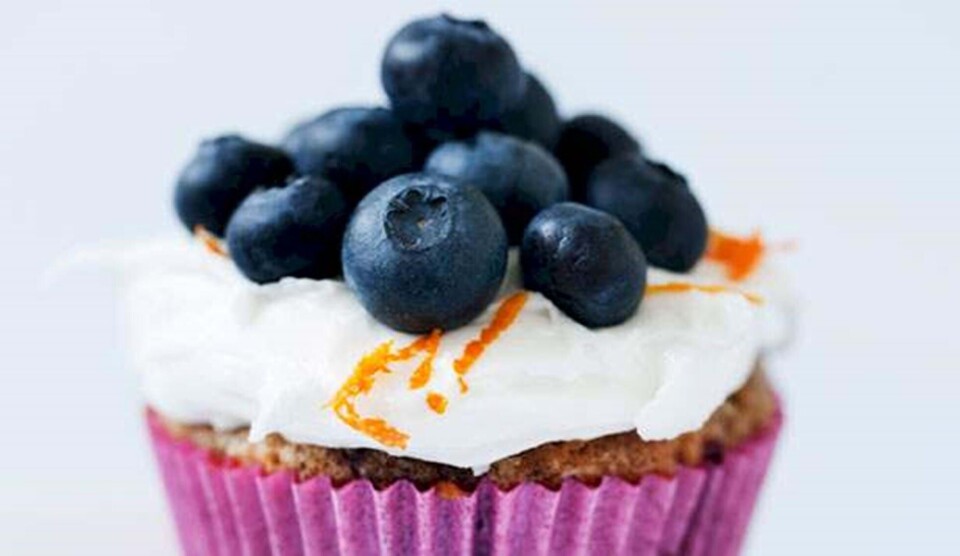 Cupcakes med ribs, brombær, hindbær, blåbær og orange-topping