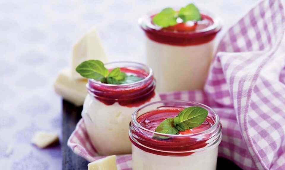 Hvid chokolademousse med hindbærsauce