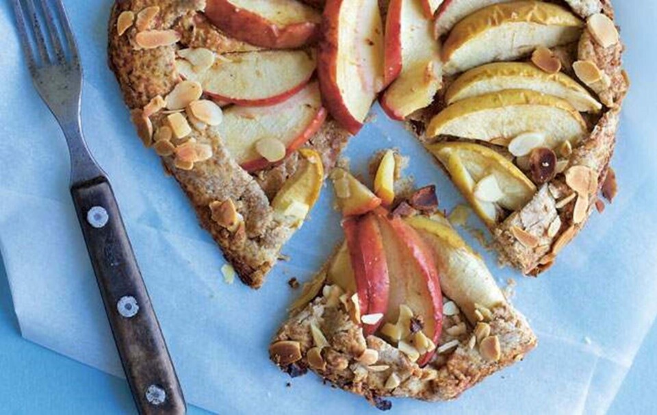 Grov galette med æble og mandelsmør