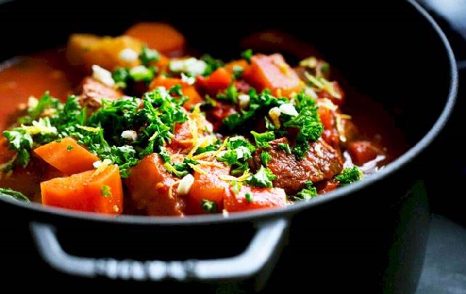 Gullasch med tomat, rødder og krydderurter