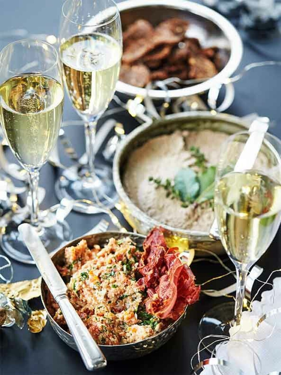 Nytårsforretter: Artiskoktapenade med sprød parmaskinke & kyllingelevermousse