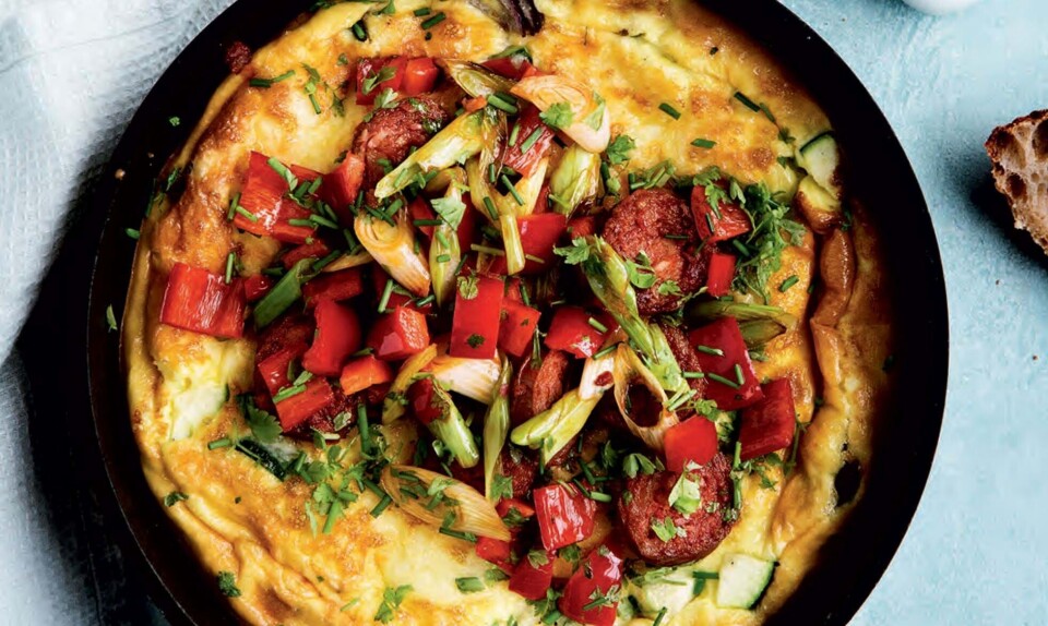 Frittata med grønt og chorizo-topping med peberfrugt
