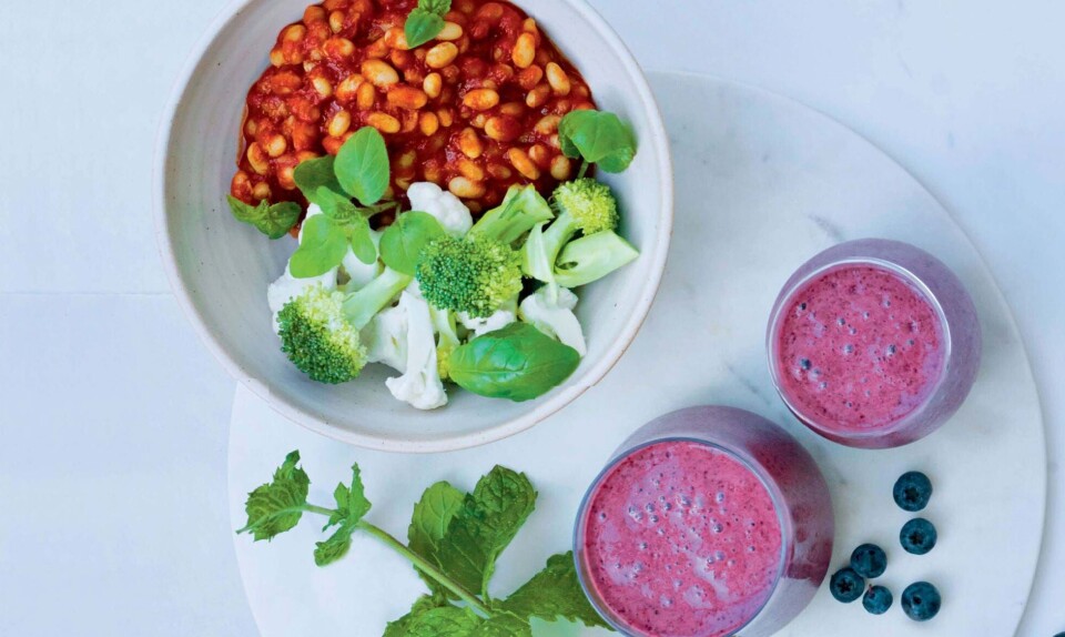 Antiinflammatorisk morgenmad: Powersmoothie & baked beans med sprøde grøntsager