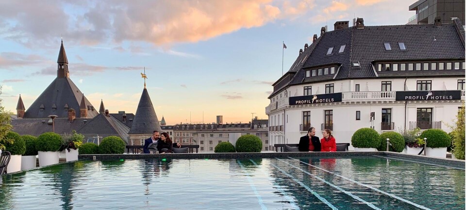 Drik rosé ad libitum ved poolen på Københavns lækreste rooftop