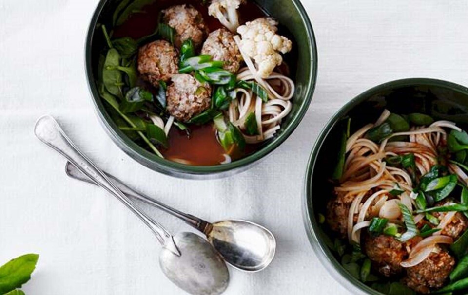 Få opskriften på spicy rød karrysuppe med kødboller og grøntsager