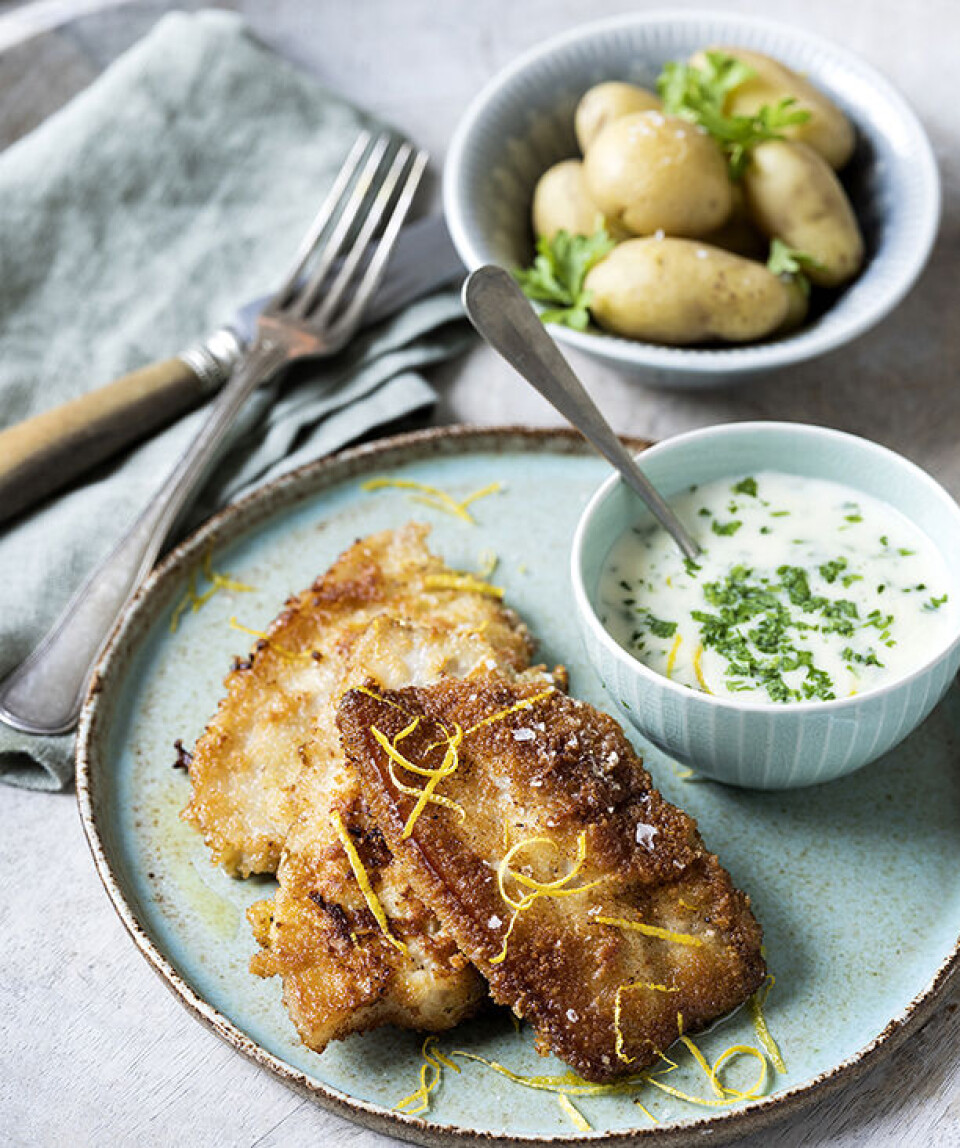 Paneret flæsk med citron-persillesovs