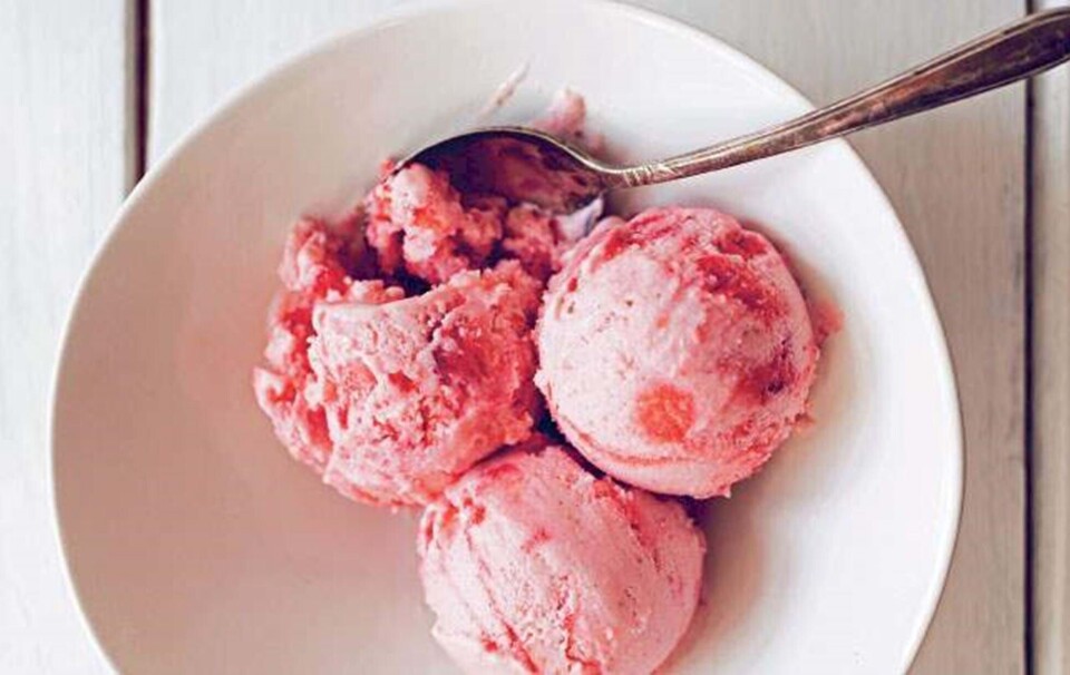 Nem frossen yoghurt med jordbær og kamille