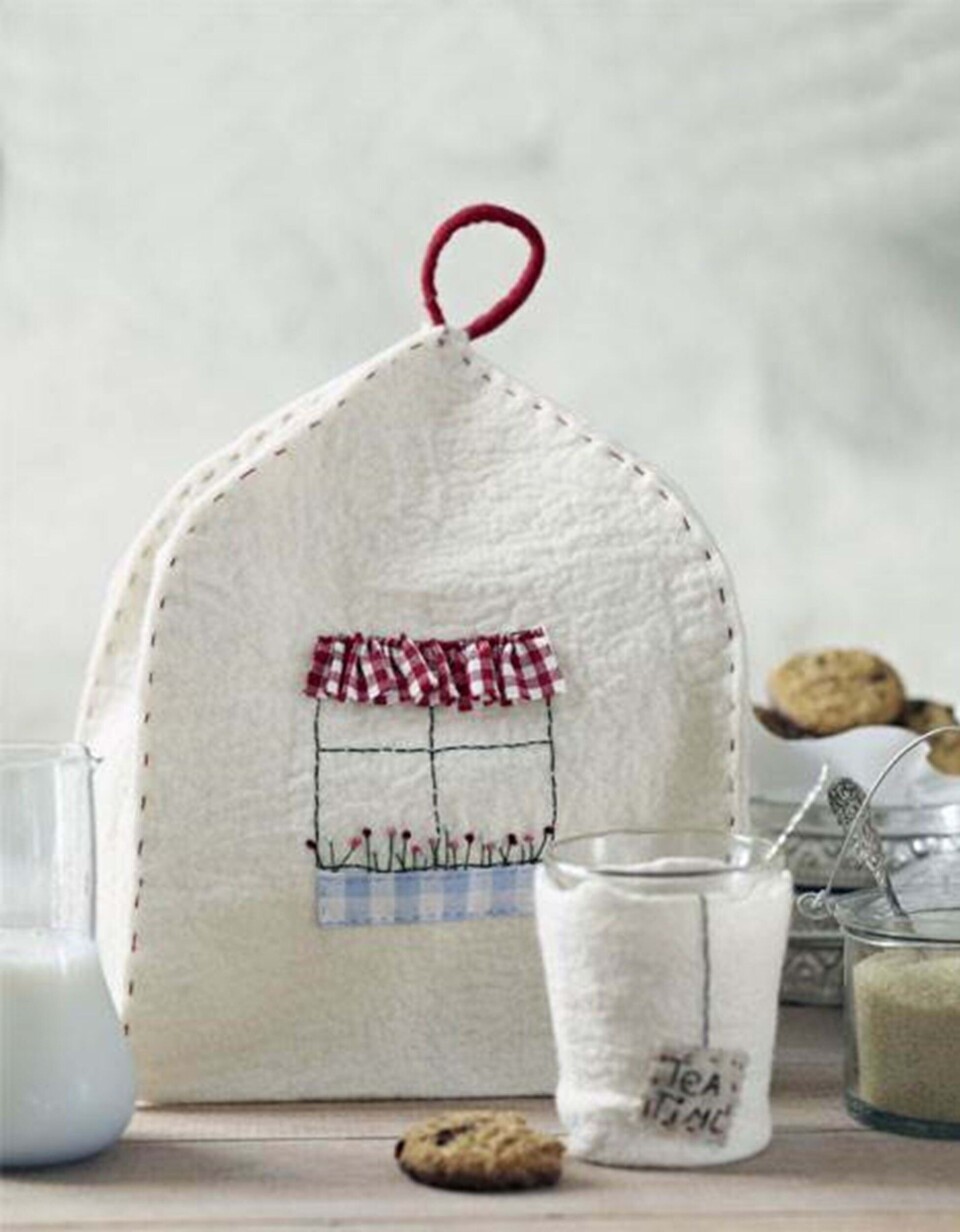 Filtet tehætte og glasvarmer med broderi fra Hendes Verden