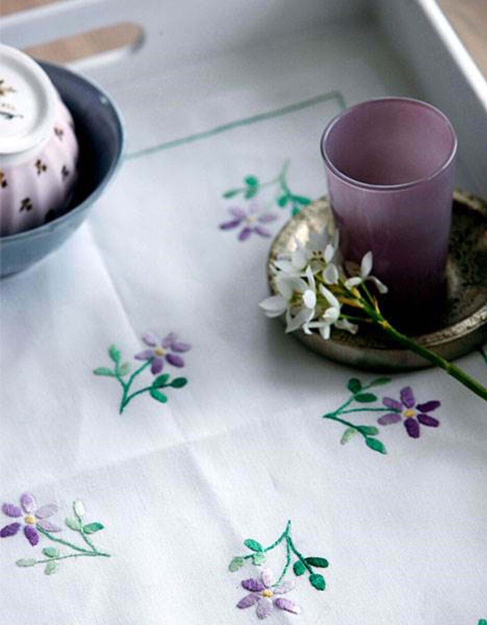 Bakkeserviet med blomsterbroderi fra Hendes Verden