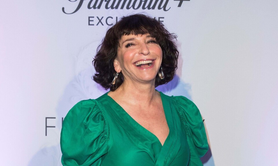 Susanne Bier i grøn kjole på den røde løber