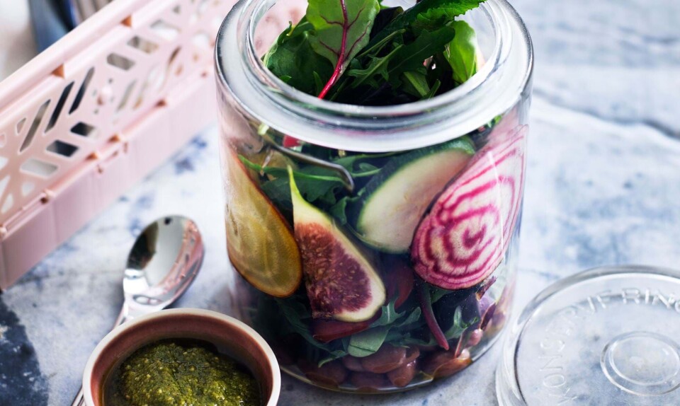 Salat med rødbeder, bønner, figner og pesto