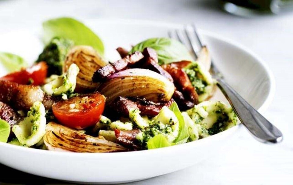 Pasta med pesto, løg og små tomater