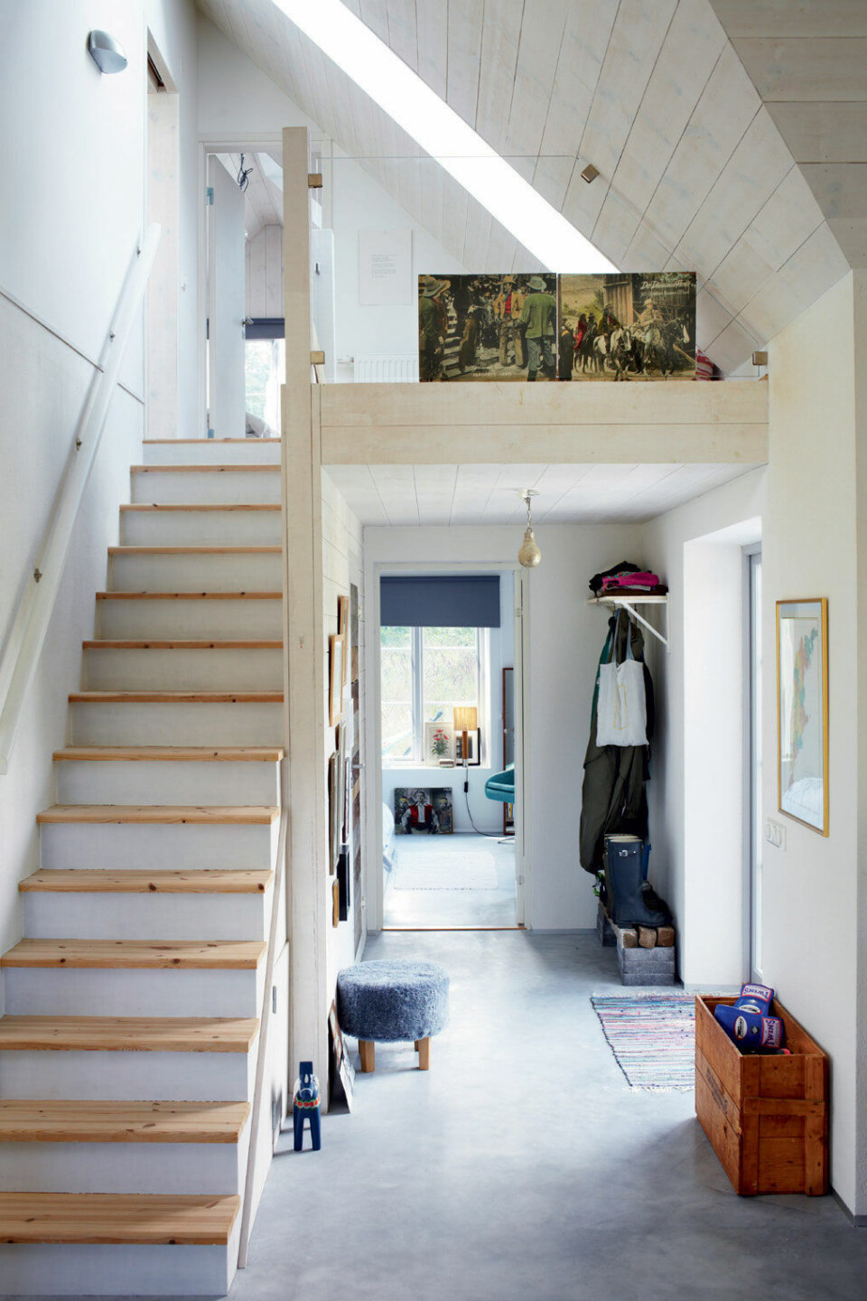 Allerede i entreen fornemmer man, hvor lyst huset er. Her er kig til gæsteværelset og op til soveværelset ovenpå. De sjove gamle billeder er fundet i Gamla Stan i Stockholm.