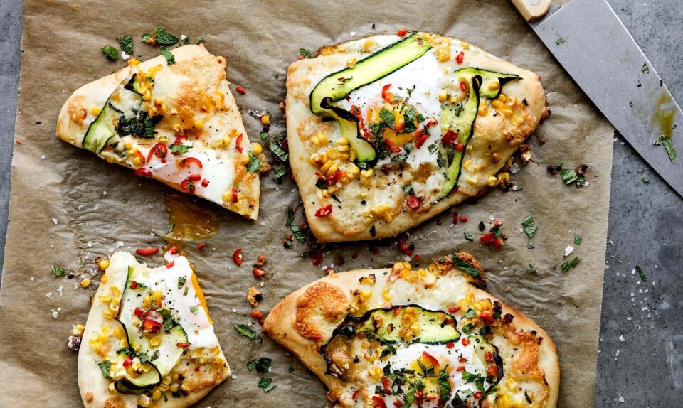 Fladbrød med majs, æg, fåreost og courgette