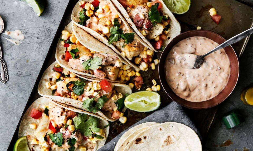 Majstacos med salat af rå majs, friteret fisk og chipotle-mayo