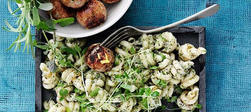 Nem pastasalat med kødboller & pesto