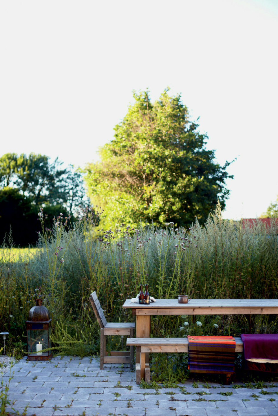 Det fine lange bord og bænken på terrassen er lavet af familiens ven Calle en dag, hvor han følte sig lidt rastløs.