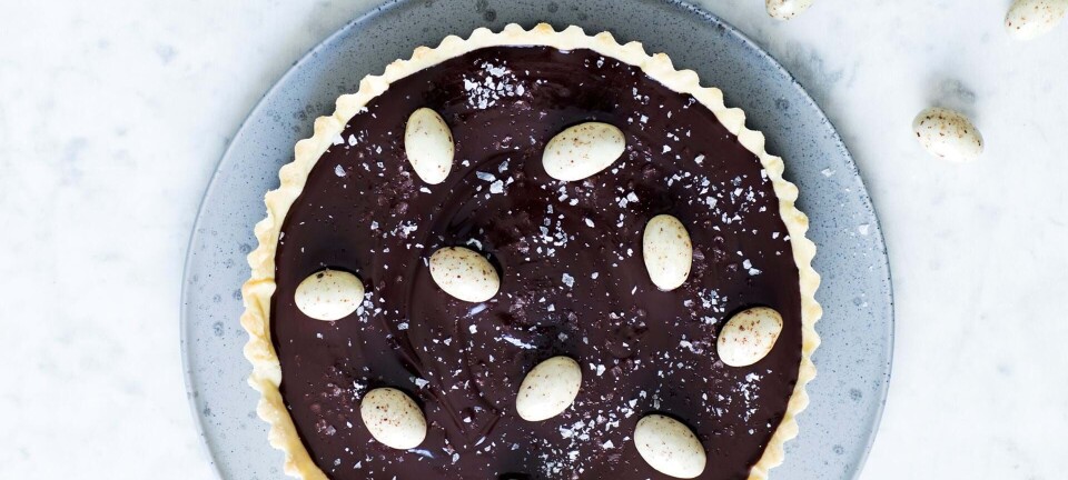 Mørk og intens chokoladetærte med påskepynt