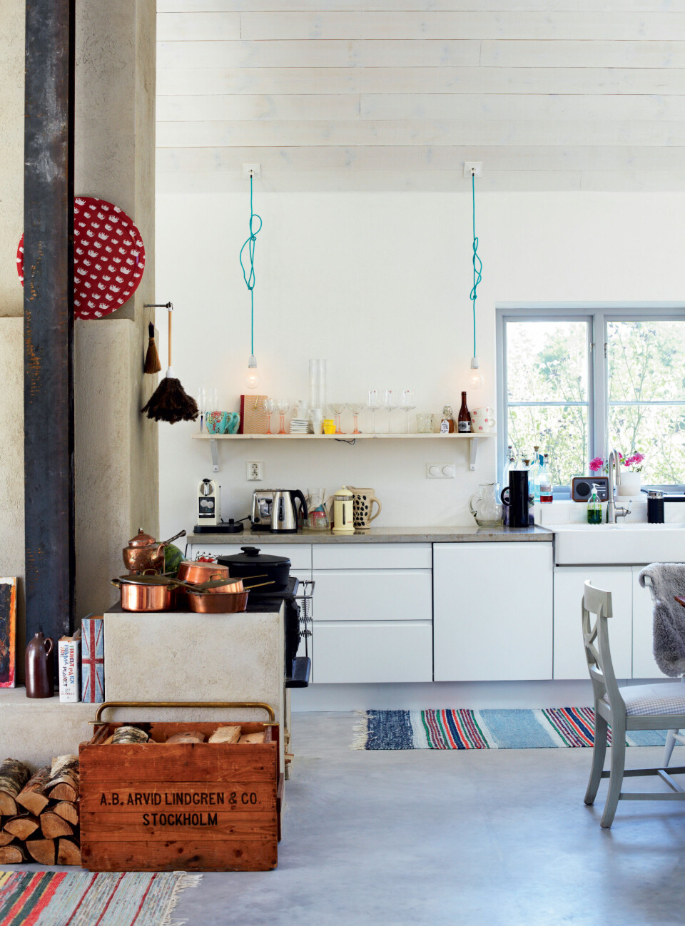 Ikea-køkkenet er blevet opgraderet med en bordplade lavet på et stenhuggeri. Kobbergryderne var nogle, Tomas’ mor havde tilovers. Kludetæpperne er loppefund. Gulvet er af beton med dejlig gulvvarme indbygget!