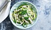 Cæsarsalat med squashnudler og cremet avocadodressing