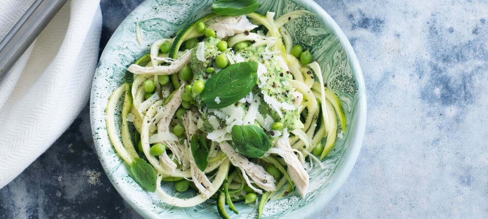 Cæsarsalat med squashnudler og cremet avocadodressing