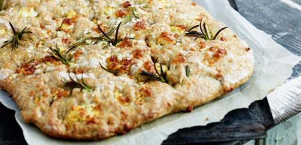 Rugfocaccia med rosmarin og ost