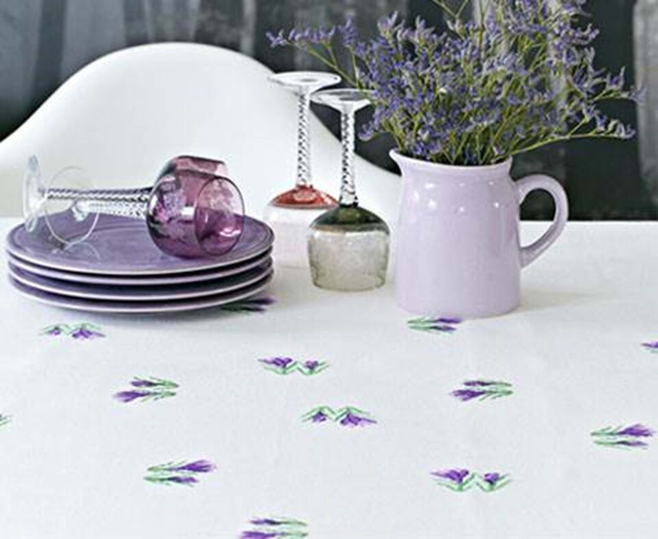 Broderet dug med lilla krokus