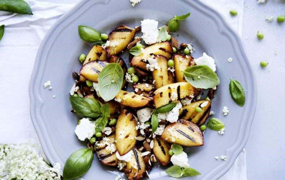 Salat med grillede ferskner, hyldeblomst, ærter, mandler og feta