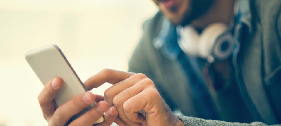 Kære brevkasse: Hjælp, jeg bliver ved med at skrive med fremmede piger, selvom det sårer min kæreste hver gang.