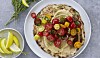 Nem sommermad: Fladbrød med hummus og tomatsalat