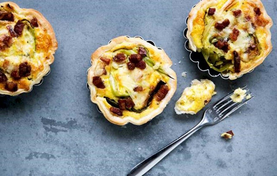 Små tærter med cheddar, bacon og bagte forårsløg