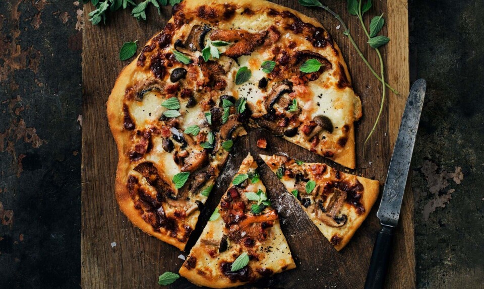 Pizza med svampe, pancetta og ost