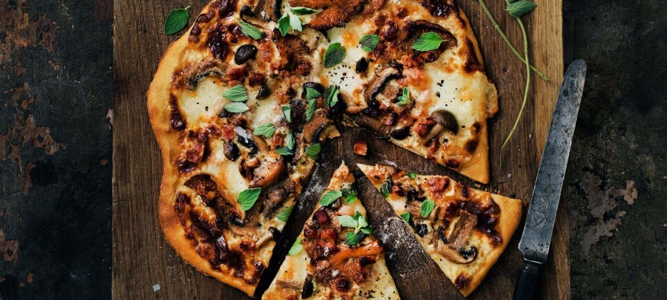 Pizza med svampe, pancetta og ost