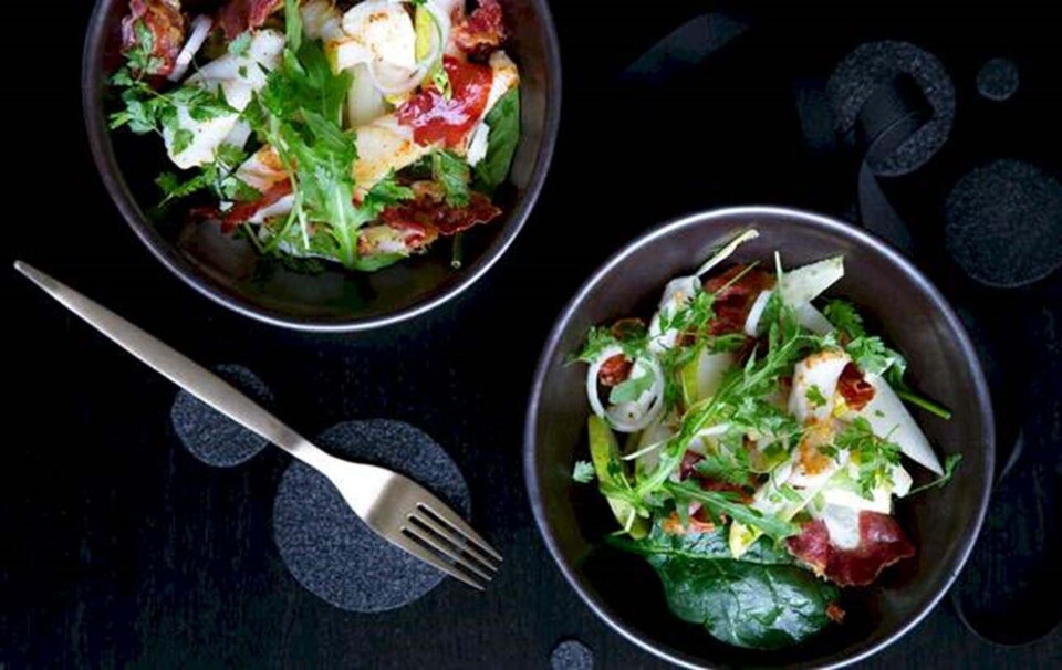 Salat med stegt pighvar, sprød serrano og pærer