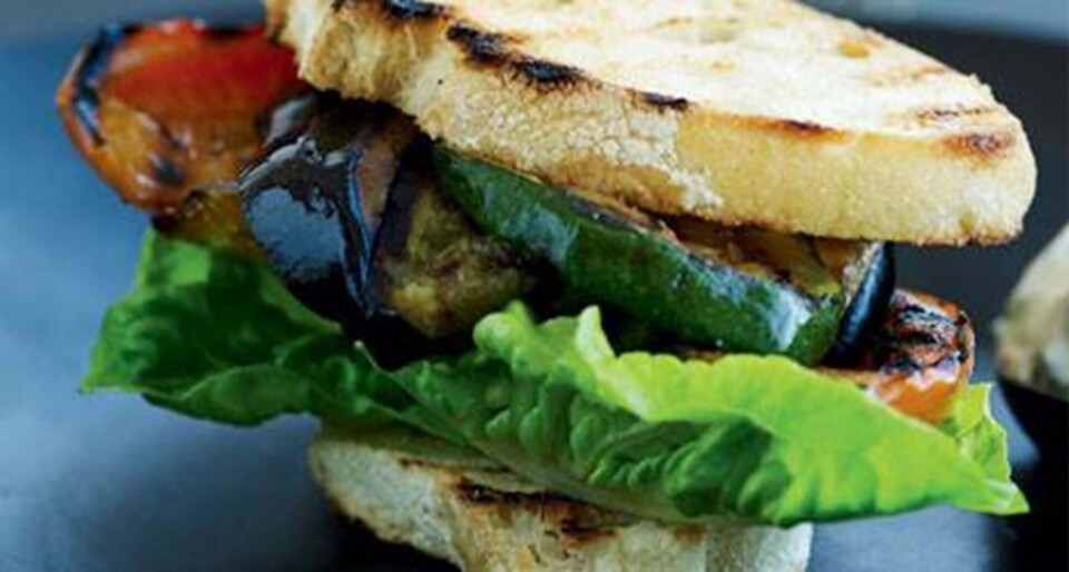 Vegeburger med grillet grønt og svampecreme