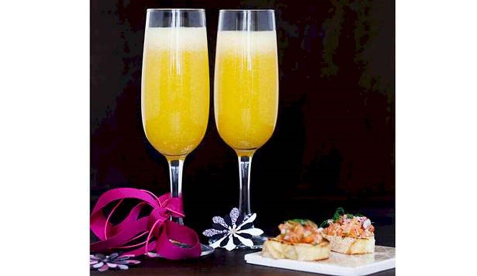 Velkomstdrink: Bellini og sprøde brød med lakse-tatar