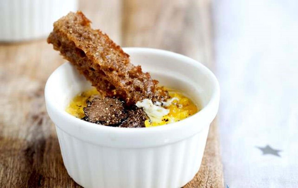 Æg i cocotte med kartofler, løg, friske trøfler og trøffelolie