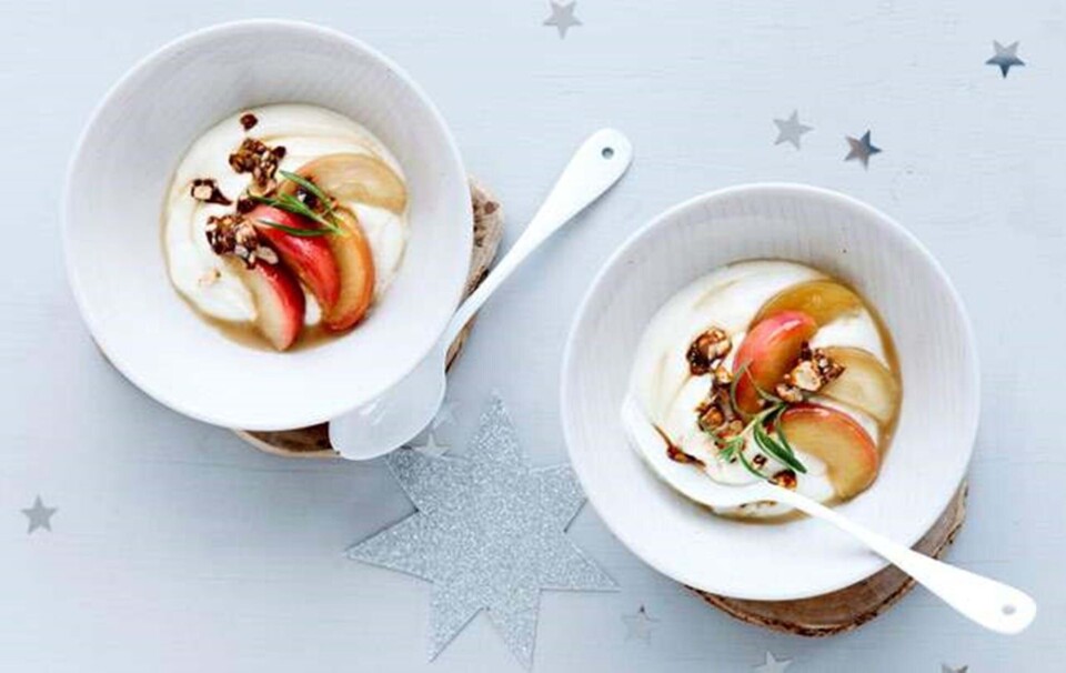 Yoghurt med nøddekrokant og bagte æblebåde
