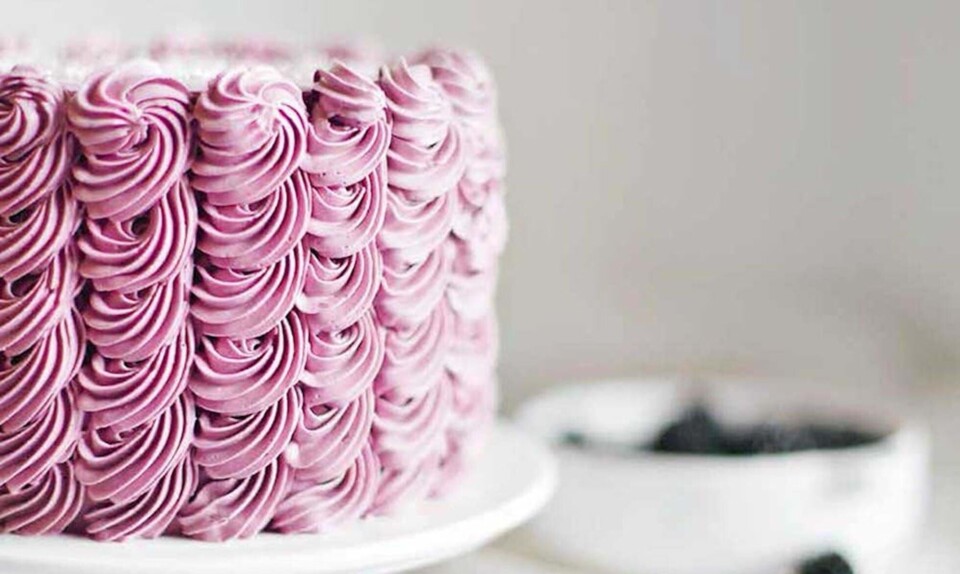 bryllupskage med chokolade og brombær